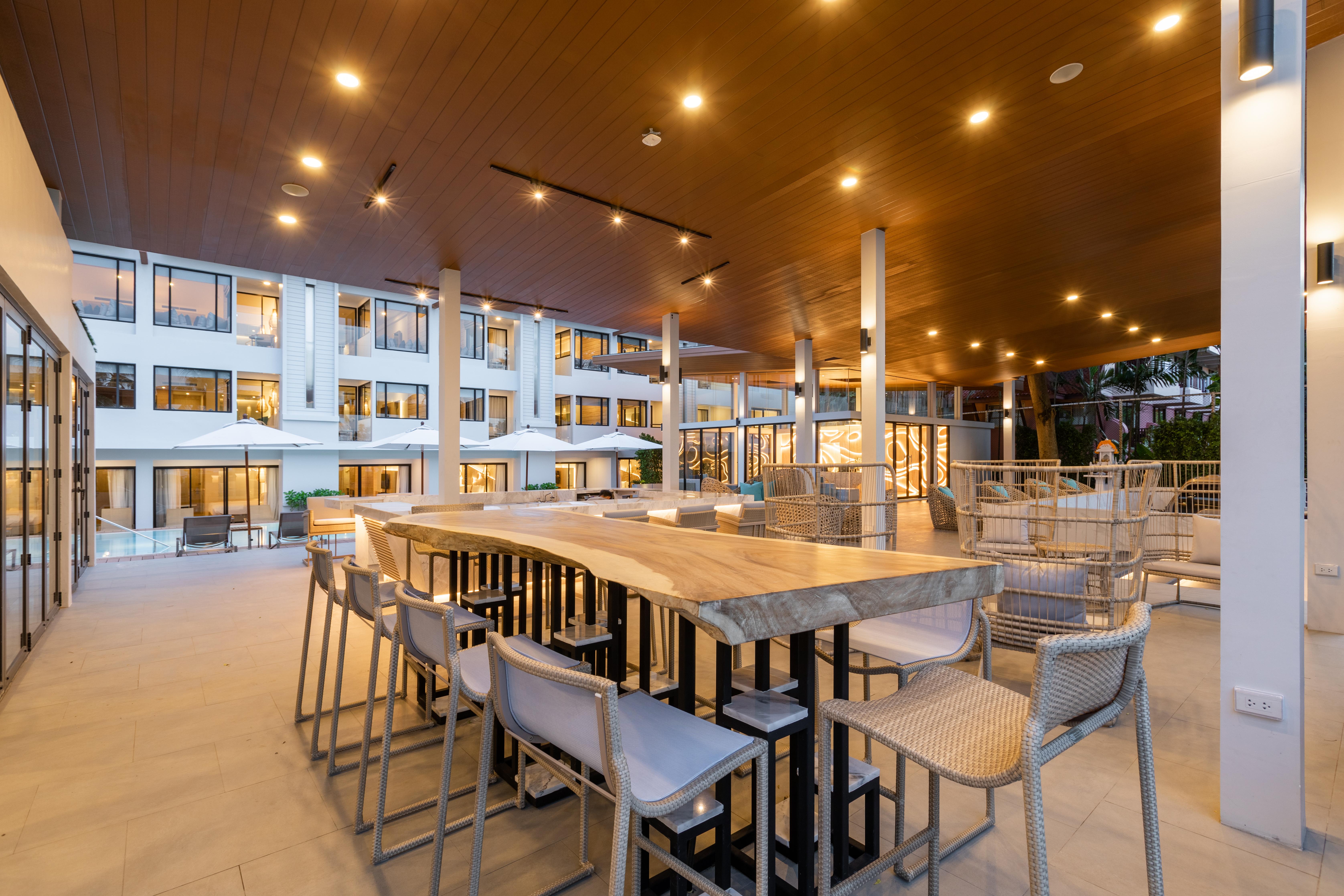 Liv Hotel Phuket Patong Beachfront Exterior foto